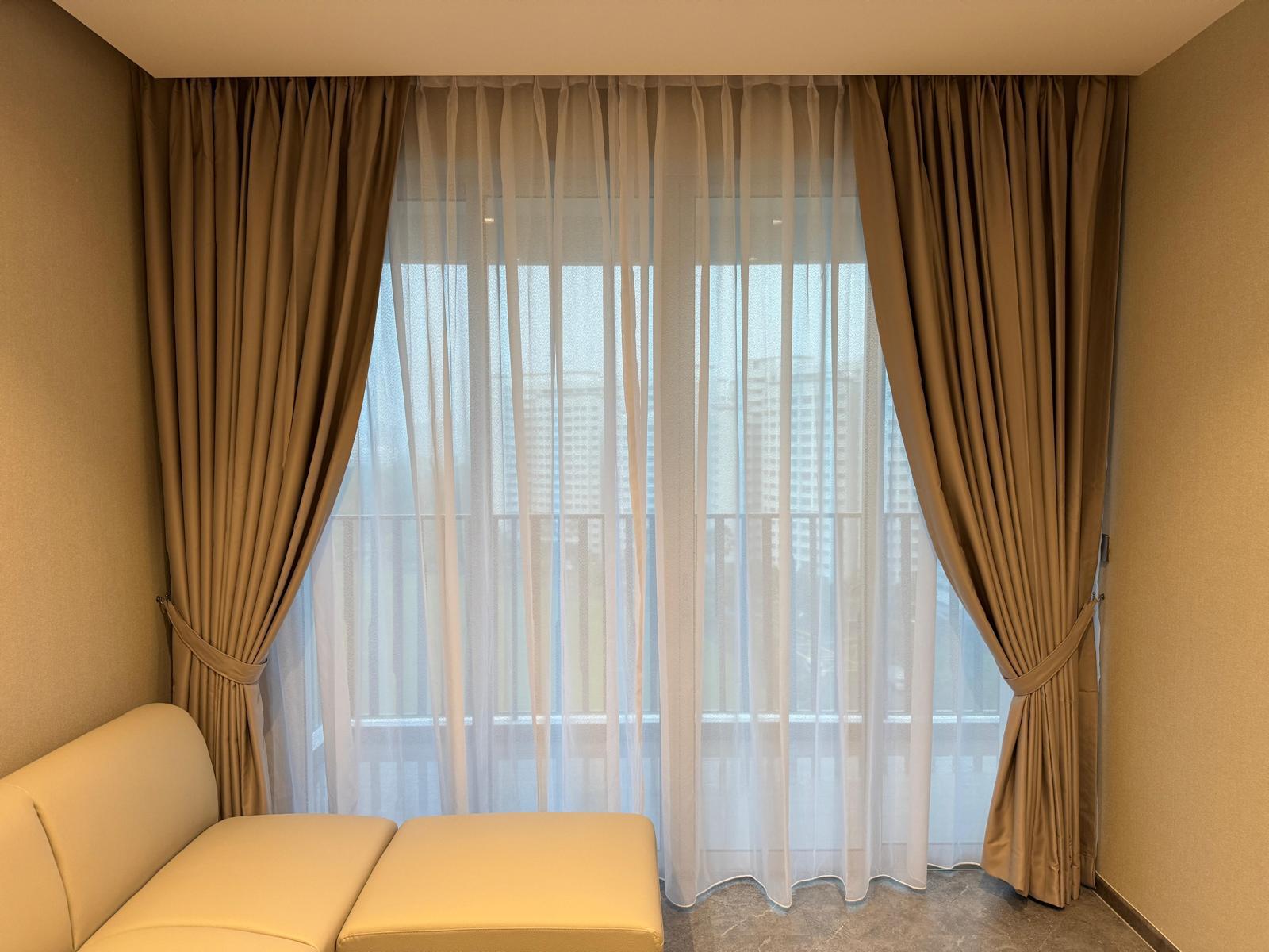 White horizontal blind installed in a child's room